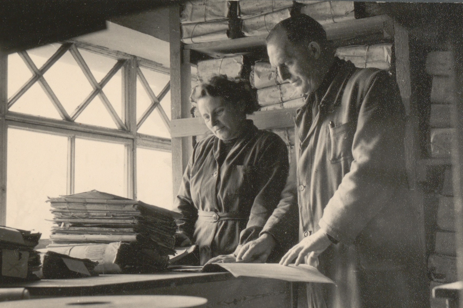 Bild: Ein Schwarz-Weiß-Foto zeigt eine Frau und einen Mann beim Magazindienst um 1950