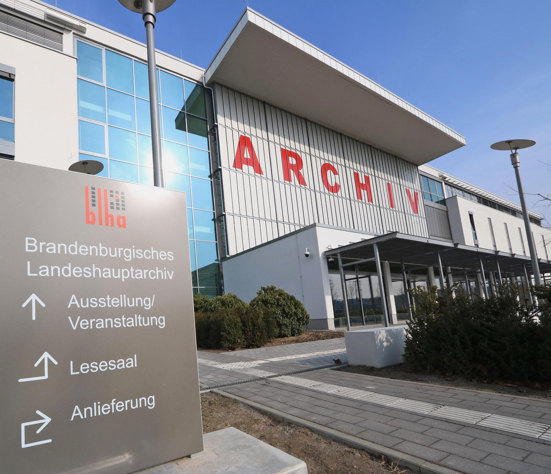 Moderner Bau mit Glasfront und dem Wort Archiv in großen roten Großbuchstaben.