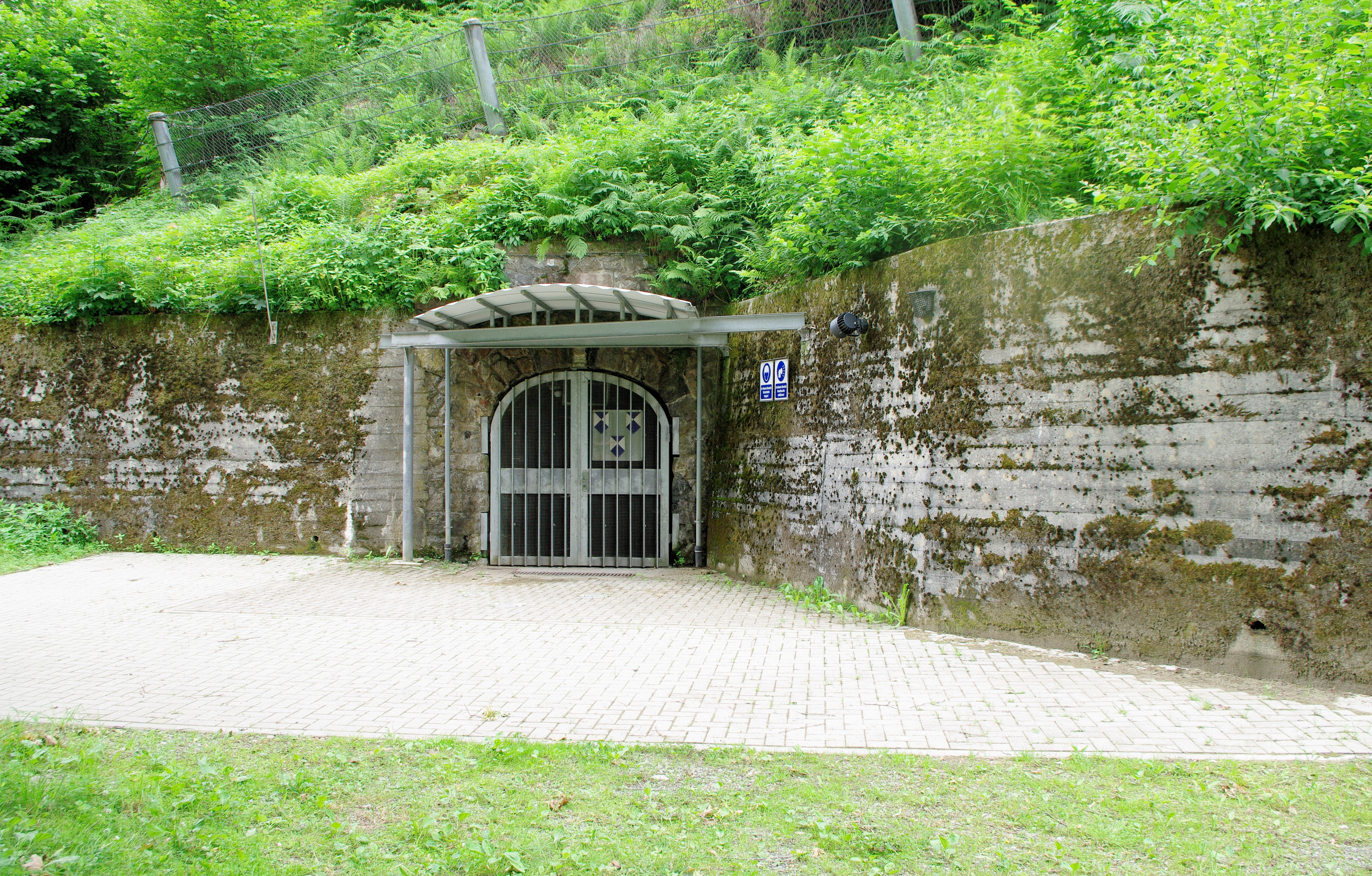 Eingang des Barbarastollen Metalltor in einer Felswand