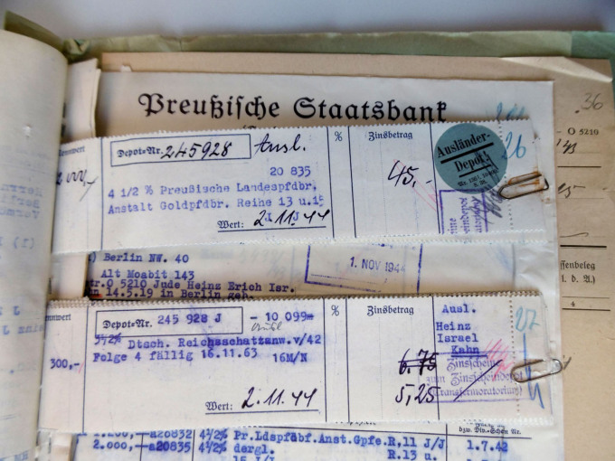Writing materials that are not suitable for deacidification