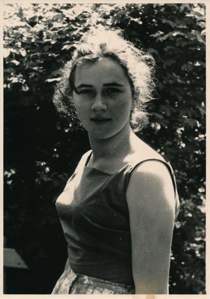 schwarz-weiß Foto einer jungen Frau