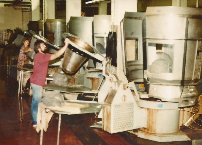 Farbige Aufnahme aus der Gubener Hutherstellung in den Produktionsräumen der einstigen Wilkeschen Hutfabrik; Arbeitsschritte an der Fachmaschine; Foto vermutlich aus der Zeit der Gubener Hüte GmbH um 1992