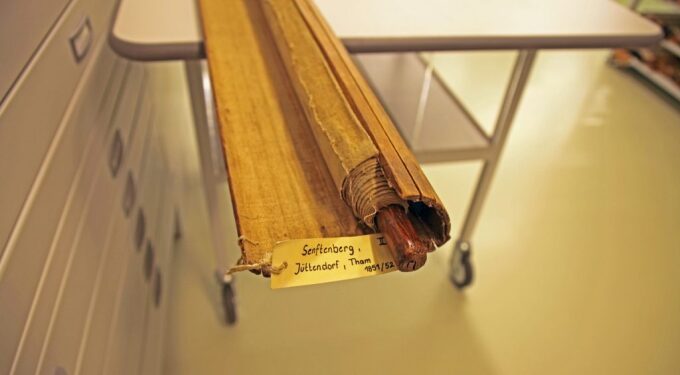 Foto einer eingerollten großen Karte mit Holzgestänge
