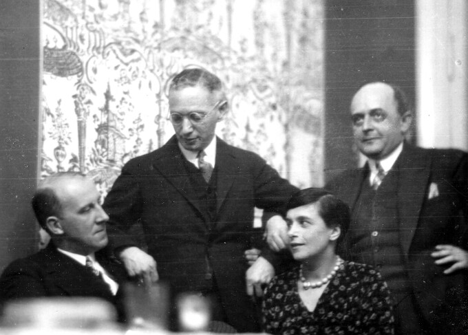 Auf dem Foto sieht man v.l.n.r.: Carl Koch (Kustos an der Kunstbibliothek), William Cohn, Lene Schneider-Kainer (Malerin) und Curt Glaser (Direktor Kunstbibliothek) auf einem Montagsempfang in der Kunstbibliothek, um 1930; Repro © Kunstbibliothek, Staatliche Museen zu Berlin