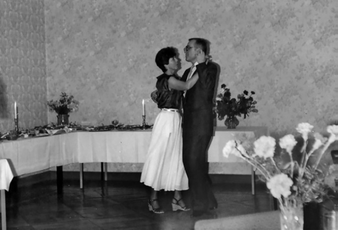 schwarz-weiß Foto zeigt ein Paar beim Tanzen