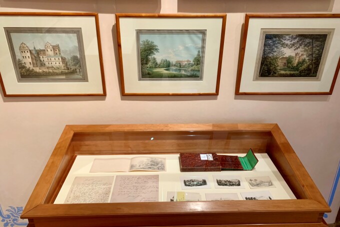 Vitrine mit Brief und Zeichnung Hammers, sowie einigen Drucken aus der Rep. 37 Herrschaft Lübbenau Nr. 7604 und Nr. 7810