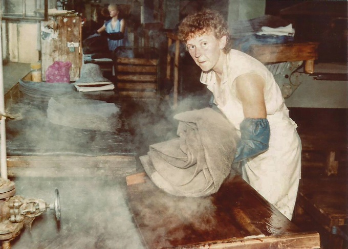 Farbige Aufnahme aus der Gubener Hutherstellung in den Produktionsräumen der einstigen Wilkeschen Hutfabrik; Arbeitsplatz in der Filzerei; Foto vermutlich aus der Zeit der Gubener Hüte GmbH, ca. 1992