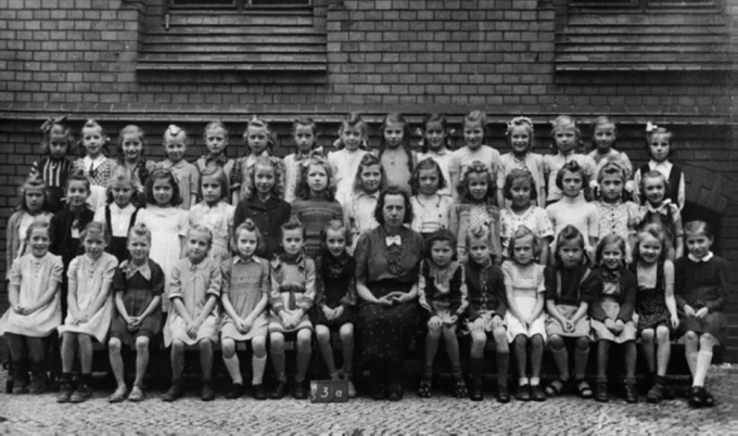 schwarz-weiß Foto einer Mädchenschulklasse