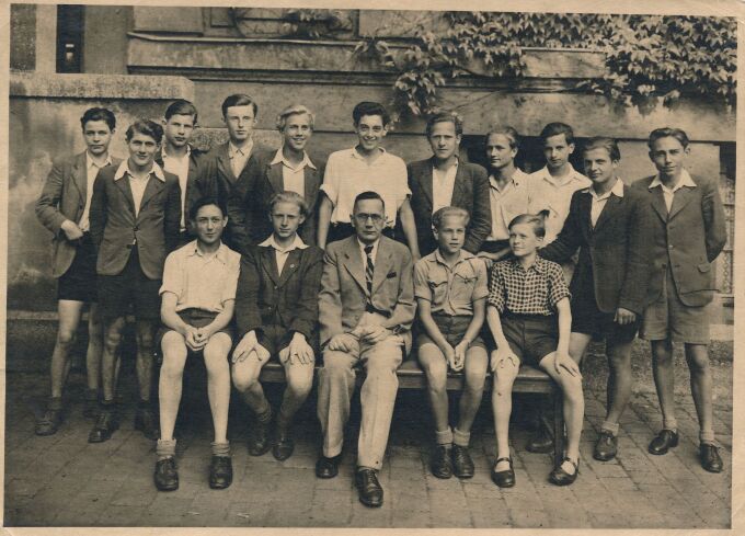 schwarz-weiß Foto einer Jungenschullklasse