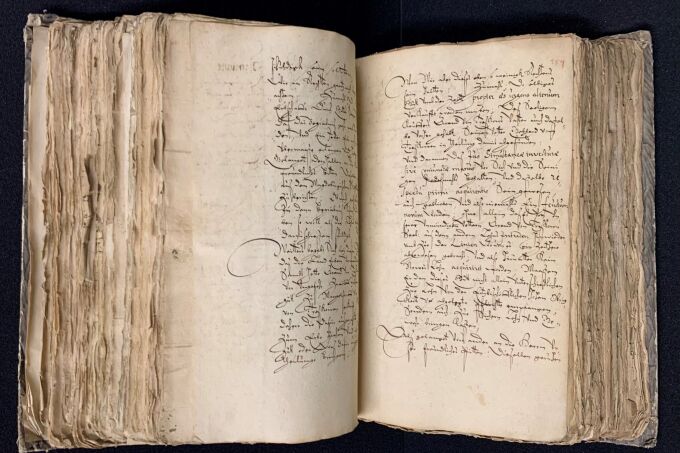aufgeschlagene dicke Akte aus Hadernpapier mit Kurrentschrift