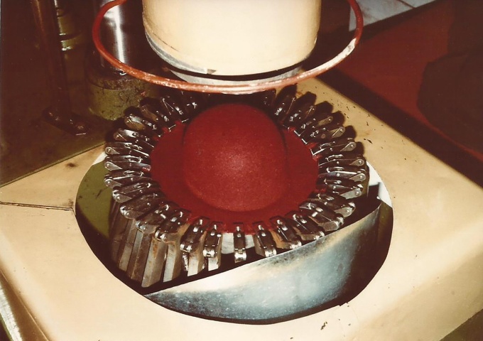Farbige Aufnahme aus der Gubener Hutherstellung in den Produktionsräumen der einstigen Wilkeschen Hutfabrik; Arbeitsvorgang an der Formmaschine; Foto vermutlich aus der Zeit der Gubener Hüte GmbH, ca. 1992