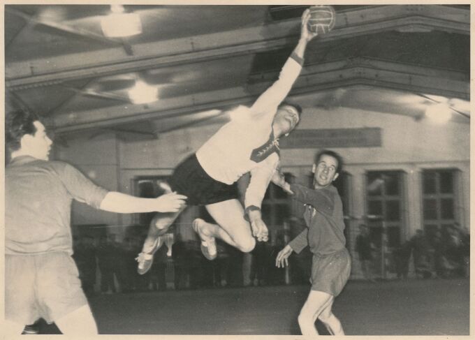 scharz-weiß Foto: Wolfgang Blöß wirft im Sprung den Ball aufs Tor