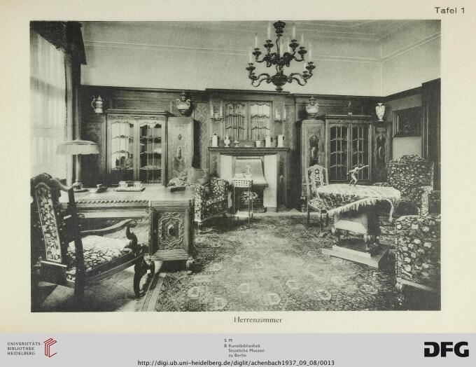 schwarz-weiß Foto eines Wohn- oder Arbeitszimmers mit prunkvollen Möbeln und Teppichen