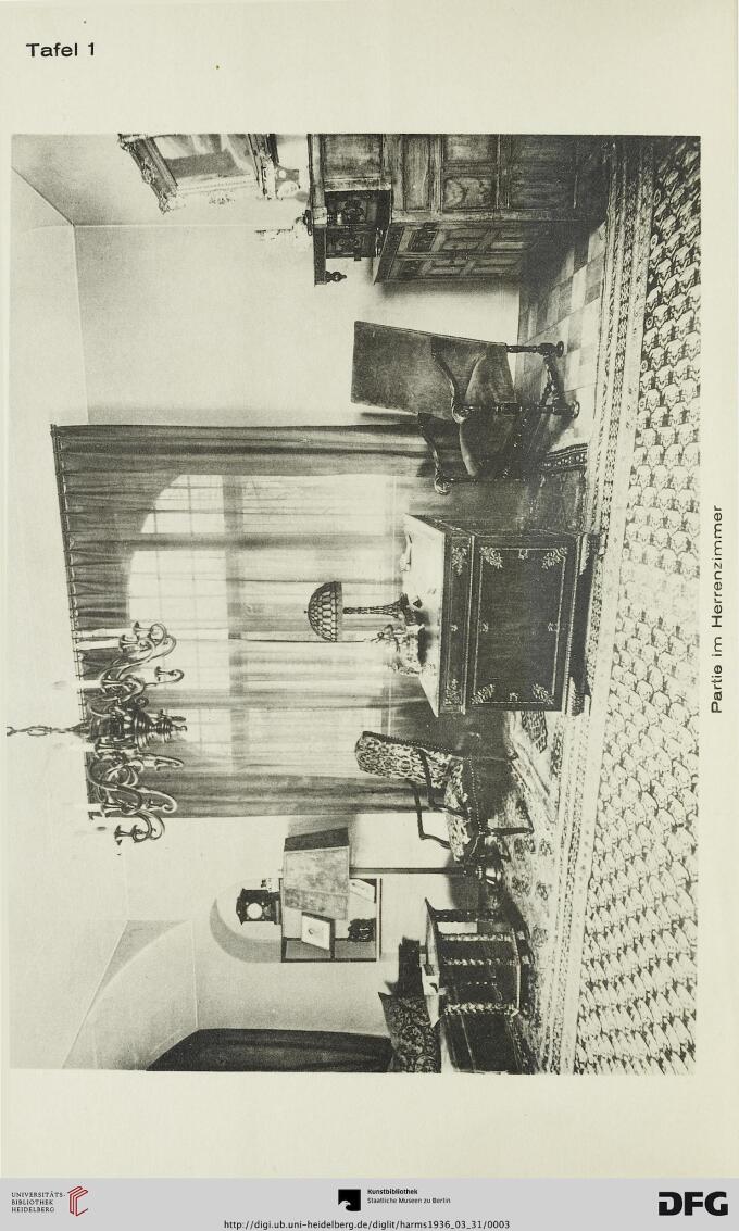 schwarz-weiß Foto eines Wohnzimmer mit prunkvoller Einrichtung