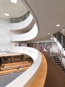 Blick in den Lesesaal und auf die Bibliotheksgalerie
