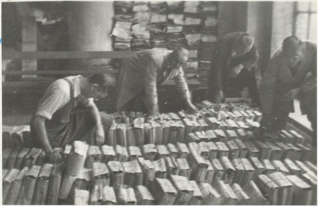 Bild vergrößern: Mitarbeiter sortieren die Akten am alten Standort in der Orangerie