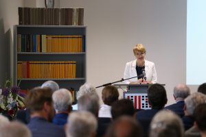 Die damalige Wissenschaftsministerin Dr. Martina Münch steht am Rednerpult
