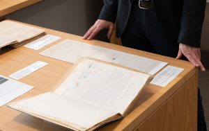 Schreibtisch mit Dokument über Landverkauf an Albert Einstein in Caputh