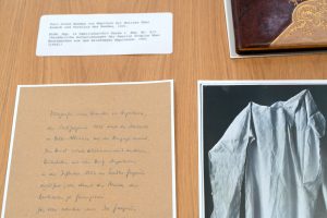 Tisch mit Foto eines Hemdes von Napoleon und Notizen über den Erwerb und Verbleib des Hemdes