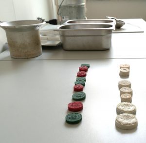 Frisch aus Wachs gefertigte Siegel liegen auf einem Tisch