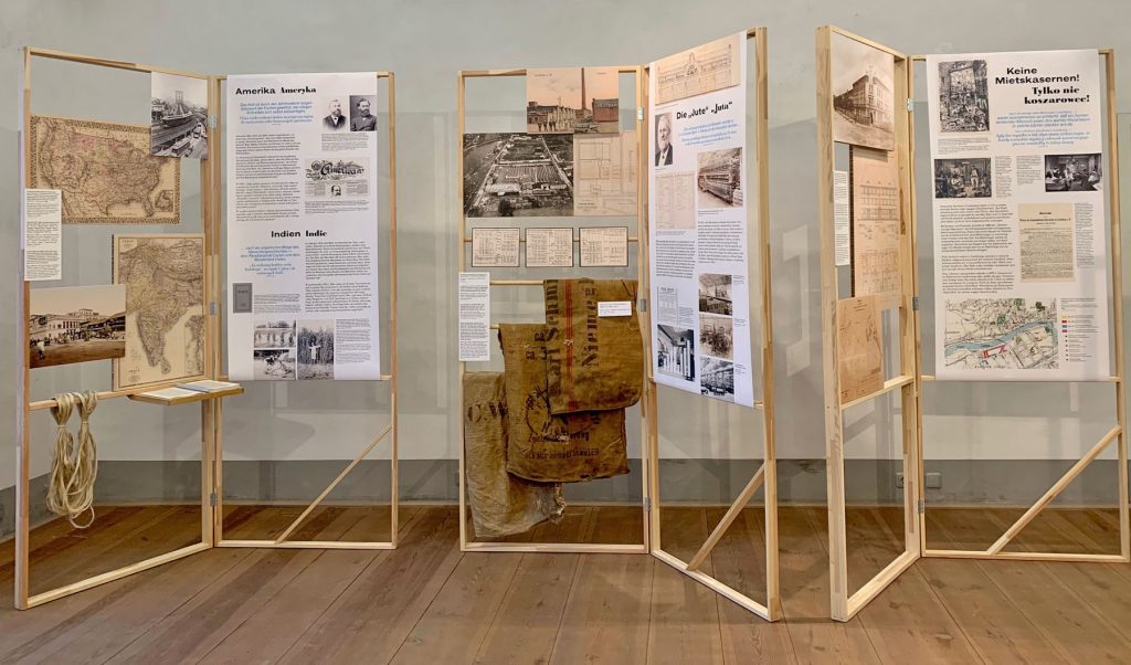 Drei der aus Holzrahmen gefertigten Ausstellungsmodule mit eingehängetn Texten und Bildern.