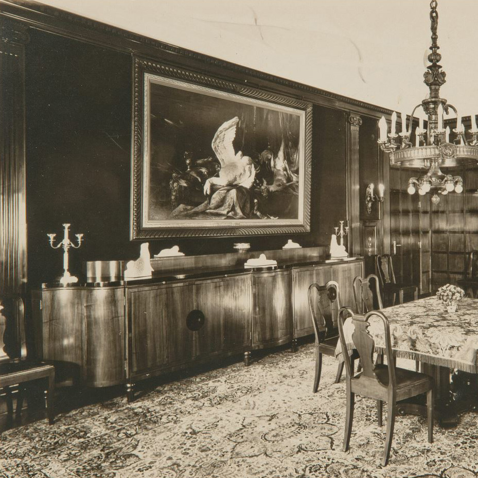 Bild zeigt Speisezimmer von Dr. Hugo Zwillenberg mit Gemälde “Stillleben mit Schwan” von Albert Hertel über einem prachtvollen Buffet.