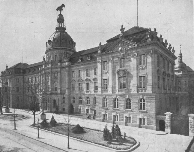 Schwarz-weiß Bild eines großen Regierungsgebäudes um 1900