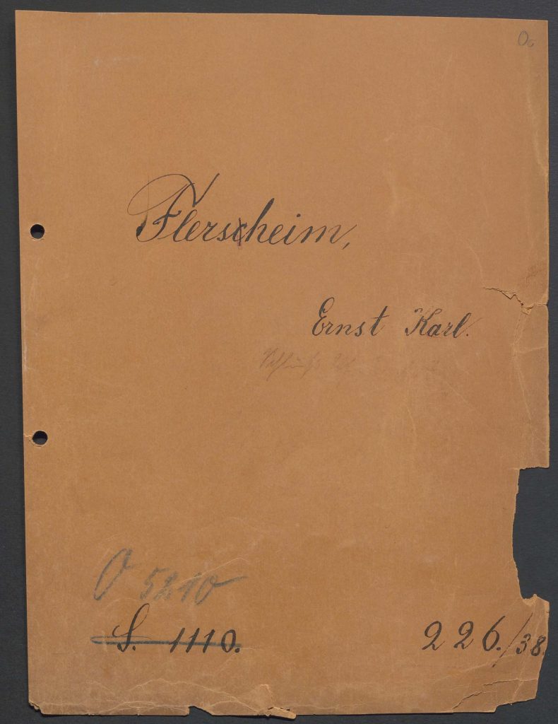 Brauner Aktendeckel beschriftet in Handschrift mit "Flersheim, Ernst Karl" und einem Aktenzeichen "O5210" sowie 226./38