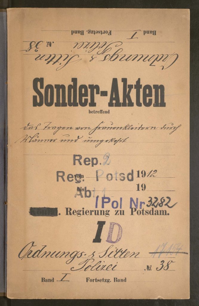 Aktendeckel mit dem Titel "Sonder-Akten betreffend das Tragen von Frauenkleidern durch Männer und umgekehrt" von 1912