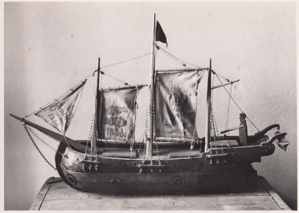 schwarz-weiß Foto eines dreimastigen Modell-Schiffes