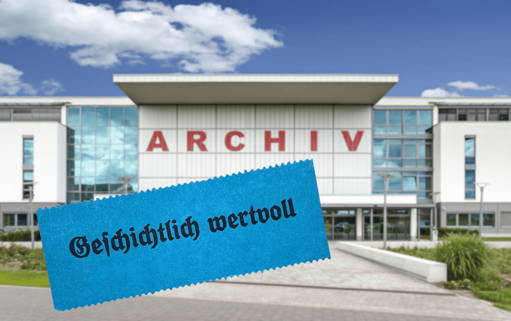 Bild vergrößern: Bild des Archivgebäudes mit Aufkleber geschichtlich wertvoll