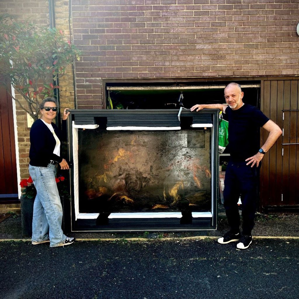 Bild vergrößern: Antony Easton mit seiner Schwester Nicola bei Ankunft des Gemäldes.