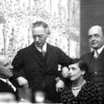 Drei Männer und eine Frau auf schwarz-weiß Bild